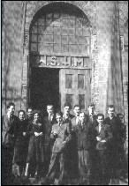 Studenci WSHM w czasie przerwy w zajciach 1948 r.